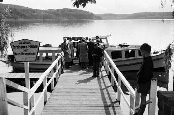 Teilnehmer einer  Jugendherbergskonferenz (?) an einem Fähranleger am Ratzeburger See, Kreis Herzogtum Lauenburg, Schleswig-Holstein, undatiert