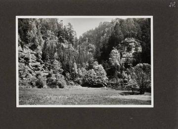 In der Sächsischen Schweiz bei Hohnstein, in: Fotoalbum Richard Schirrmann: "Wanderführerlehrgang Burg Hohenstein, Deutsche Hochschule für Leibesübungen, Frühjahr 1928"