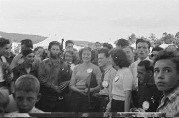 Teilnehmer der Internationalen Jugend-Rallye in Koblenz-Ehrenbreitstein (?) im Rahmen der Internationalen Jugendherbergskonferenz 1959 in Deutschland (Bonn/Duisburg-Wedau)