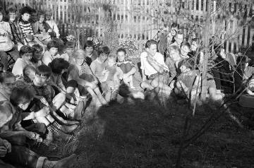 Richard Schirrmann, Alltagsleben: Schulklasse auf Besuch im Schirrmann'schen Garten, um seinen Erzählungen zu lauschen, undatiert, um 1955?