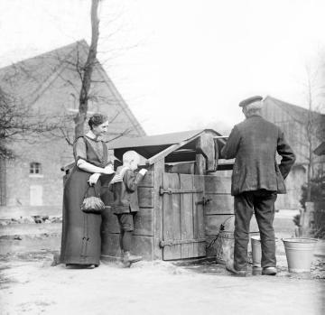 Dr. Joseph Schäfer, Ausflüge: In der Haard - Gattin Maria Schäfer und Sohn Hans-Joachim am Lavesumer Dorfbrunnen, Mai 1915