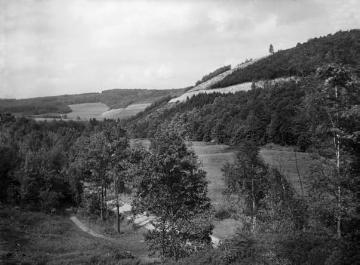 Das Versetal bei Hohstadt/Klame vor dem Bau der Talsperre. Undatiert. Bau der Versetalsperre in verschiedenen Bauabschnitten zwischen 1929 und 1952.