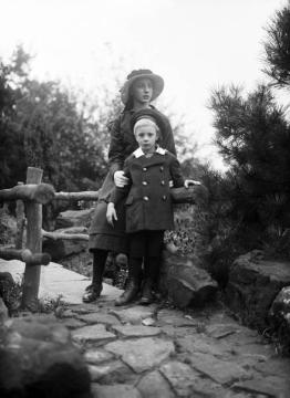 Dr. Joseph Schäfer, Ausflüge: Im Stadtgarten Recklinghausen - Tochter Maria Schäfer (geb. 1900) und Sohn Hans-Joachim (geb. 1910), Oktober 1915