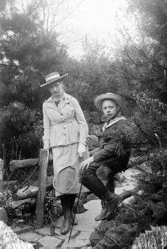 Dr. Joseph Schäfer, Ausflüge: Im Stadtgarten Recklinghausen - Tochter Maria Schäfer an ihrem 19. Geburtstag mit Bruder Hans-Joachim (geb. 1910), Mai 1919