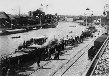 Hafeneinweihung Münster am 16. Oktober 1899: Besucherströme am Kai vor der Mündung des Hafenbeckens in den Dortmund-Ems-Kanal, Blick stadteinwärts