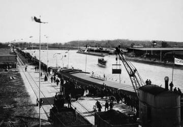 Hafeneinweihung Münster, Festakt am 16. Oktober 1899: Besucherströme auf den Kaianlagen Höhe Dortmund-Ems-Kanal