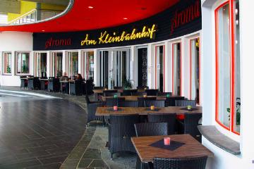 Michael Joswig: " Am Kleinbahnhof "- ehemaliger Kleinbahnhof  Soest, nach einer Nutzung als Kiosk, Trinkhalle, Fahrradverleih und Soester Tafel seit 2007 als Restaurant integriert in ein neues Einkaufszentrum