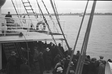 Richard Schirrmann, Reisen: Ausfahrt aus Cuxhaven - Impressionen einer Schiffsreise nach Amerika 1949 (ohne Titel)