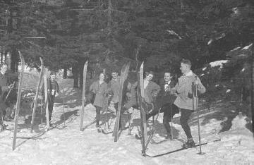 Richard Schirrmann, Familie: Gattin Elisabeth Schirrmann (seit 1929), 2. von links, mit Freunden auf einem Skiausflug in Winterberg, undatiert