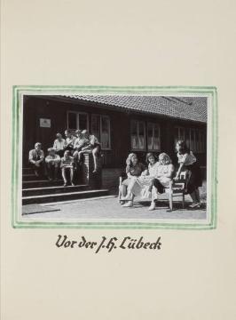 Vor der Jugendherberge Lübeck, in: Fotoalbum "Jugendherbergen in der Nordmark", Geschenk des Deutschen Jugendherbergswerkes an seinen Gründer Richard Schirrmann, erstellt 1949 (Bilder undatiert)