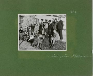 Fotoalbum Richard Schirrmann: "Fahrender Jugendherbergselternlehrgang im Gau Sauerland-Münsterland 1932" - vor der Jugendherberge Menden 