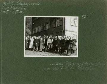 Fotoalbum Richard Schirrmann: Vor der Jugendherberge Walldürn - Eindrücke einer Schulungswoche für Jugendherbergseltern in Walldürn 1932