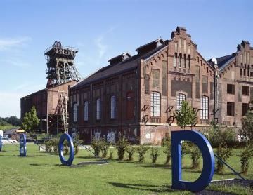 Industriedenkmal Zeche Radbod (1907-1990): Förderturm und Fördermaschinenhallen Schacht  I und II, seit 2000 unter Denkmalschutz, Umnutzung des Zechengeländes zum Gewerbegebiet