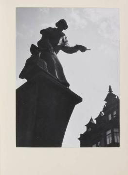 Denkmal eines Hüttenmannes in Neunkirchen/Saar - Motiv aus einem Fotoalbum des Jugendherbergswerkes Saarland für Richard Schirrmann zum 80. Geburtstag 1954, Fotografien von Joachim Lischke, undatiert
