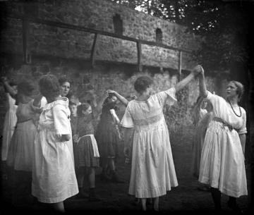 Jugendherberge Burg Altena, Leiter Richard Schirrmann: Junge Frauen beim Reigen (Tanz) im Burghof, undatiert, um 1920