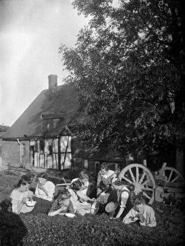 Auf Wanderfahrt: Mädchengruppe bei der Rast auf einem Bauernhof (Bildüberlieferung ohne Kommentar, undatiert), um 1912?