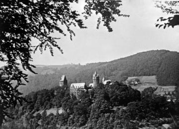 Burg Altena auf dem Klusenberg, errichtet im 12. Jh., Stammburg der Grafen von der Mark, nach Verfall restauriert ab 1906 auf Initiative des Altenaer Landrats Fritz Thomée, undatiert, Zustand nach Restaurierung, um 1912?