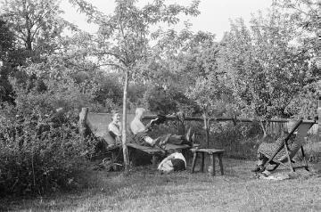 Elisabeth und Richard Schirrmann im Garten ihres Hauses in Grävenwiesbach, rechts Schwester Käthe Schirrmann, um 1952