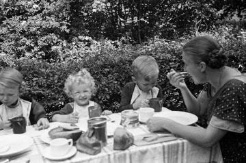 Elisabeth Schirrmann mit den Kindern beim Frühstück - Familienurlaub in Kalkhorst an der Ostsee zwischen Lübeck und Wismar (Mecklenburg), um 1935