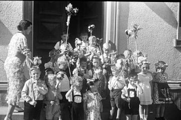 Richard Schirrmann, Alltagsleben: Dorfkinder mit Palmstöcken auf der Palmsonntagsfeier 1937 in Grävenwiesbach
