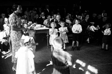 Richard Schirrmann, Alltagsleben: Kinderbelustigung auf der Palmsonntagsfeier 1937 in Grävenwiesbach