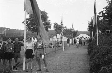 Zeltlager der Internationalen Jugend-Rallye in Koblenz-Ehrenbreitstein (?) im Rahmen der Internationalen Jugendherbergskonferenz 1959 in Deutschland (Bonn/Duisburg-Wedau), ohne Titel, undatiert
