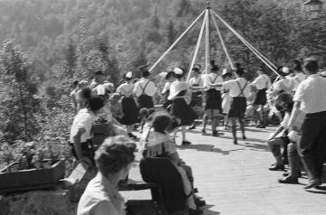 Volkstanzdarbietung an einer Jugendherberge am Walchensee (Urfeld oder Kochel), Bayern, undatiert (Anlass evtl. Einweihung des Gebäudes oder Tagung des Deutschen Jugendherbergswerkes)