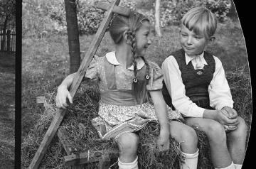 Richard Schirrmann, Familie: Gudrun (geb. 1942) und Harald, die beiden jüngsten Kinder Schirrmanns und seiner zweiten Frau Elisabeth, beim Spielen im Garten, undatiert
