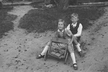 Richard Schirrmann, Familie: Gudrun und Harald, die beiden jüngsten Kinder Schirrmanns mit seiner zweiten Frau Elisabeth, beim Spielen im Garten, undatiert