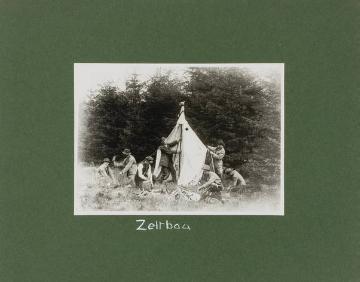 Wandergruppe beim Zeltaufbau, in: Fotoalbum "Deutsche Jugendherbergen" des Verbandes für Deutsche Jugendherbergen, Hilchenbach, undatiert, um 1910 (?)