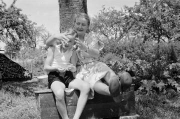 Richard Schirrmann, Familie: Tochter Irmgard (rechts) mit der jüngsten Schwester Gudrun (geb. 1942) im Garten, Grävenwiesbach um 1952