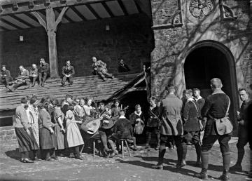 Jugendherberge Burg Altena, gegr. 1912, Leiter Richard Schirrmann: Musizierende Jugendgruppe im Burghof, undatiert, um 1920?