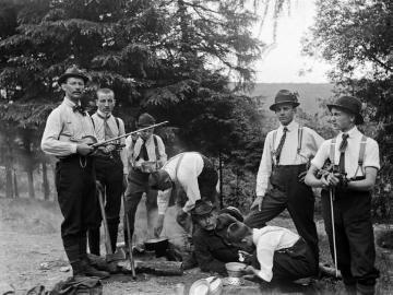 Richard Schirrmann (links) mit Wanderkameraden bei der Rast, undatiert, um 1912? [eventuell auch Wanderfahrt Holland 1911?]