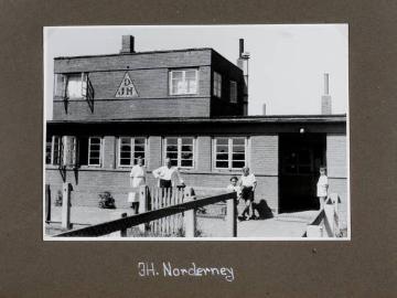 Jugendherberge der Nordseeinsel Norderney, Niedersachsen - aus einem Geschenkalbum des Landesverbandes Unterweser-Ems für Richard Schirrmann zum 75. Geburtstag, erstellt 1949