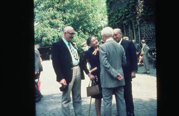 Feierstunde anlässlich der Eröffnung der 20. Internationalen Jugendherbergskonferenz 1959 auf Burg Altena - Mitte: Richard Schirrmanns Ehefrau Elisabeth