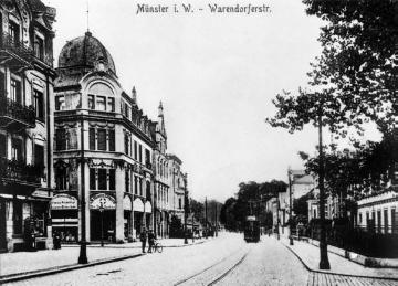 Die Warendorfer Straße um 1905, links: Mündung Dodostraße mit neobarockem Wohn- und Geschäftshaus von 1902, im Ergeschoss: St. Mauritz-Drogerie, ab 1937 "Adler-Drogerie Otto Reckfort"