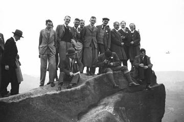 Internationale Jugendherbergskonferenz England und Irland 1934: Exkursion zu den Sandsteinklippen bei Willersley Castle, Cromford, Derbyshire, England