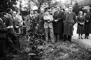 Internationale Jugendherbergskonferenz England und Irland 1934 - Tagungsstätte Schloss D...?...Hall: Tagungsgruppe beim Pflanzen eines Gedächtnisbaumes im Schlossgarten