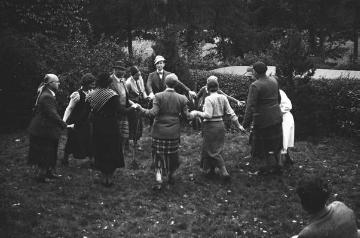 Tagungsteilnehmer der Internationalen Jugendherbergskonferenz England und Irland 1934 beim "Tanz der sieben Sprünge" - Volkstanz der internationalen Jugendherbergs-Arbeitsgemeinschaft