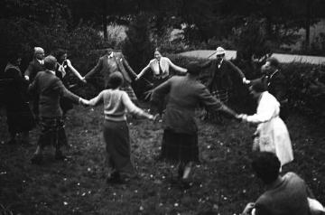 Tagungsteilnehmer der Internationalen Jugendherbergskonferenz England und Irland 1934 beim "Tanz der sieben Sprünge" - Volkstanz der internationalen Jugendherbergs-Arbeitsgemeinschaft