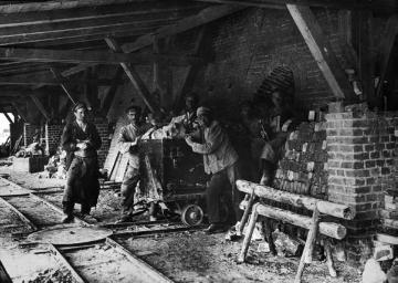 Kalkbrennerei, Arbeiter vor der Kammer des Ringofens