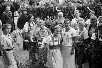 Richard Schirrmann, Alltagsleben: Erntedankfest in Grävenwiesbach 1938, junge Frauen mit Erntedankschmuck