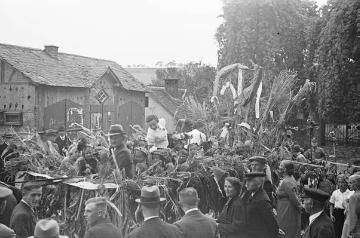 Richard Schirrmann, Alltagsleben: Erntedankfest in Grävenwiesbach 1938, Umzugswagen der Kinder