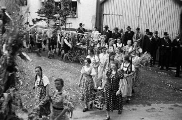 Richard Schirrmann, Alltagsleben: Erntedankfest in Grävenwiesbach 1938, Festumzug der Dorfbevölkerung