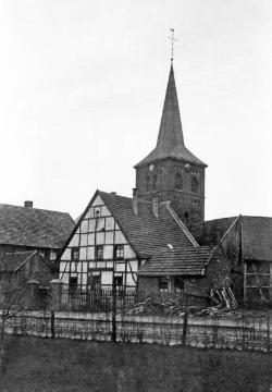 Bottrop-Kirchhellen - Ortskern mit St. Johannes-Kirche, abgebrannt 1917. Undatiert, um 1910?
