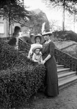 Dr. Joseph Schäfer, Ausflüge: Im Stadtgarten Recklinghausen - Gattin Maria Schäfer mit Sohn Hans-Joachim und Tochter Maria, Sommer 1913