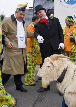 Die Maskottchen des Tages: "Ziegenbocksmontag" in Münster-Wolbeck, traditioneller Karnevalsumzug mit Ziegenböcken in der Woche vor Rosenmontag