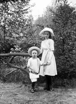 Dr. Joseph Schäfer, Ausflüge: Im Stadtgarten Recklinghausen - Tochter Maria Schäfer mit Bruder Hans-Joachim (geb. 1910) am Tag nach ihrem 13. Geburtstag, Mai 1913