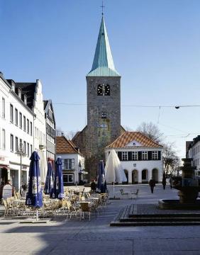 Marktplatz mit St. Agatha-Kirche und altem Rathaus (ehemalige Stadtwaage von 1567) und Brunnen