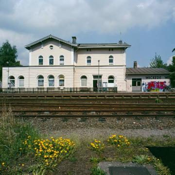 Bahnhof (Bahnsteigseite), seit 1870 Haltepunkt der Bergisch-Märkischen Eisenbahn